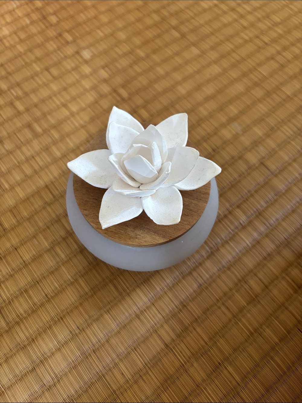White Floral Diffuser with Wooden Lid